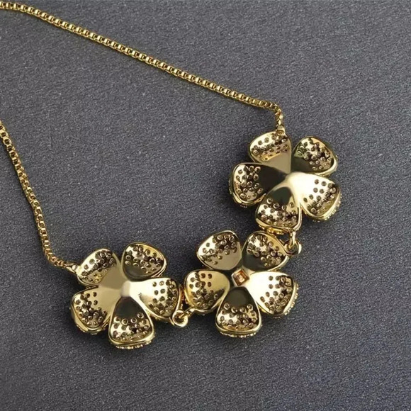 VQ Three-tone Jewelry Set - Picture 7 of 8